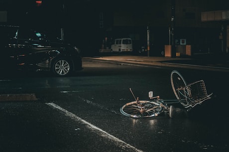 南京交警隧道查酒驾被撞飞